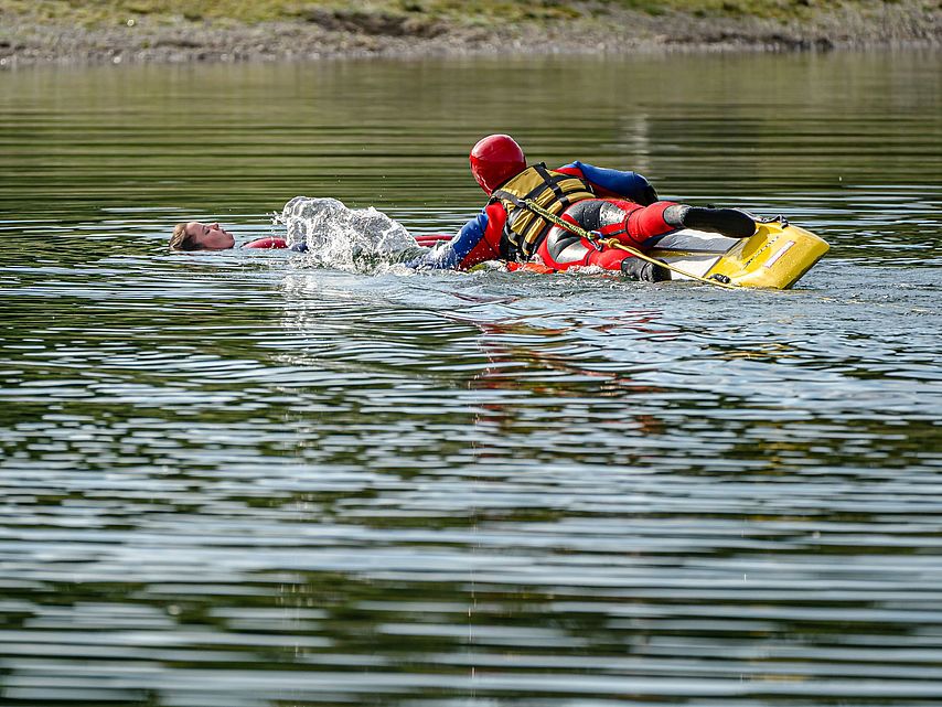 Rettung schwimmendes Mädchen